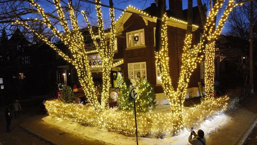 Installation des lumières de Noël - La maison de Noël Canadian Tire à Montréal